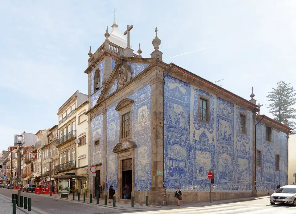 Chapelle des Âmes couverte d'azulejos bleus et blancs