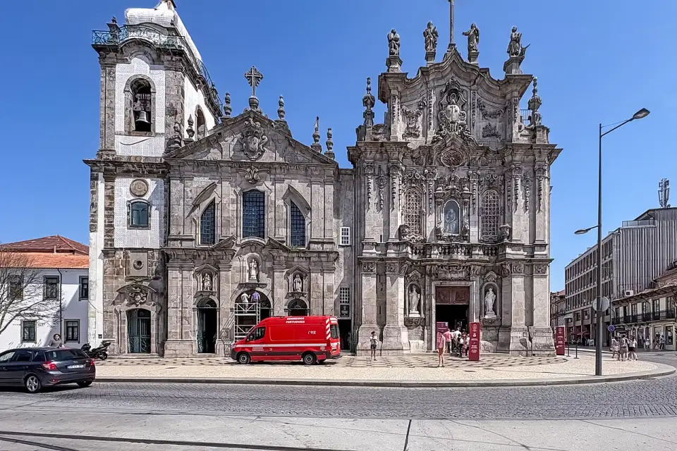 As igrejas dos Carmelitas e do Carmo, com a casa estreita entre elas