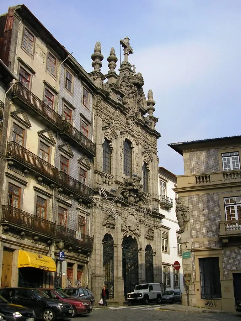Fachada barroca da igreja da Misericórdia na Rua das Flores