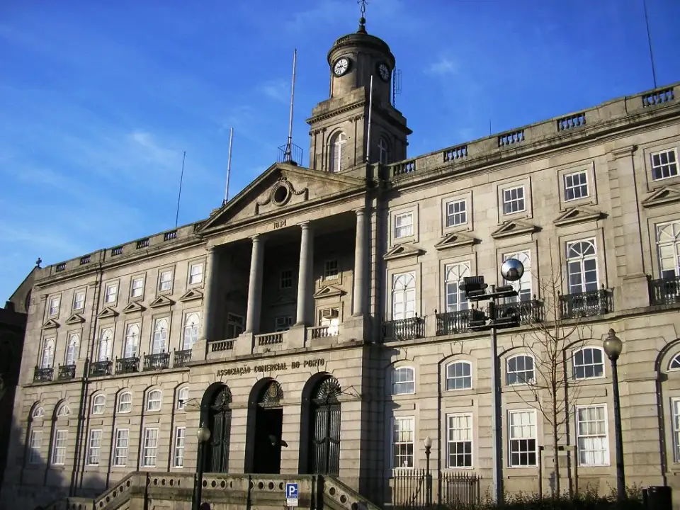 Façade du palais de la Bourse avec son portique à colonnes et sa tour d'horloge