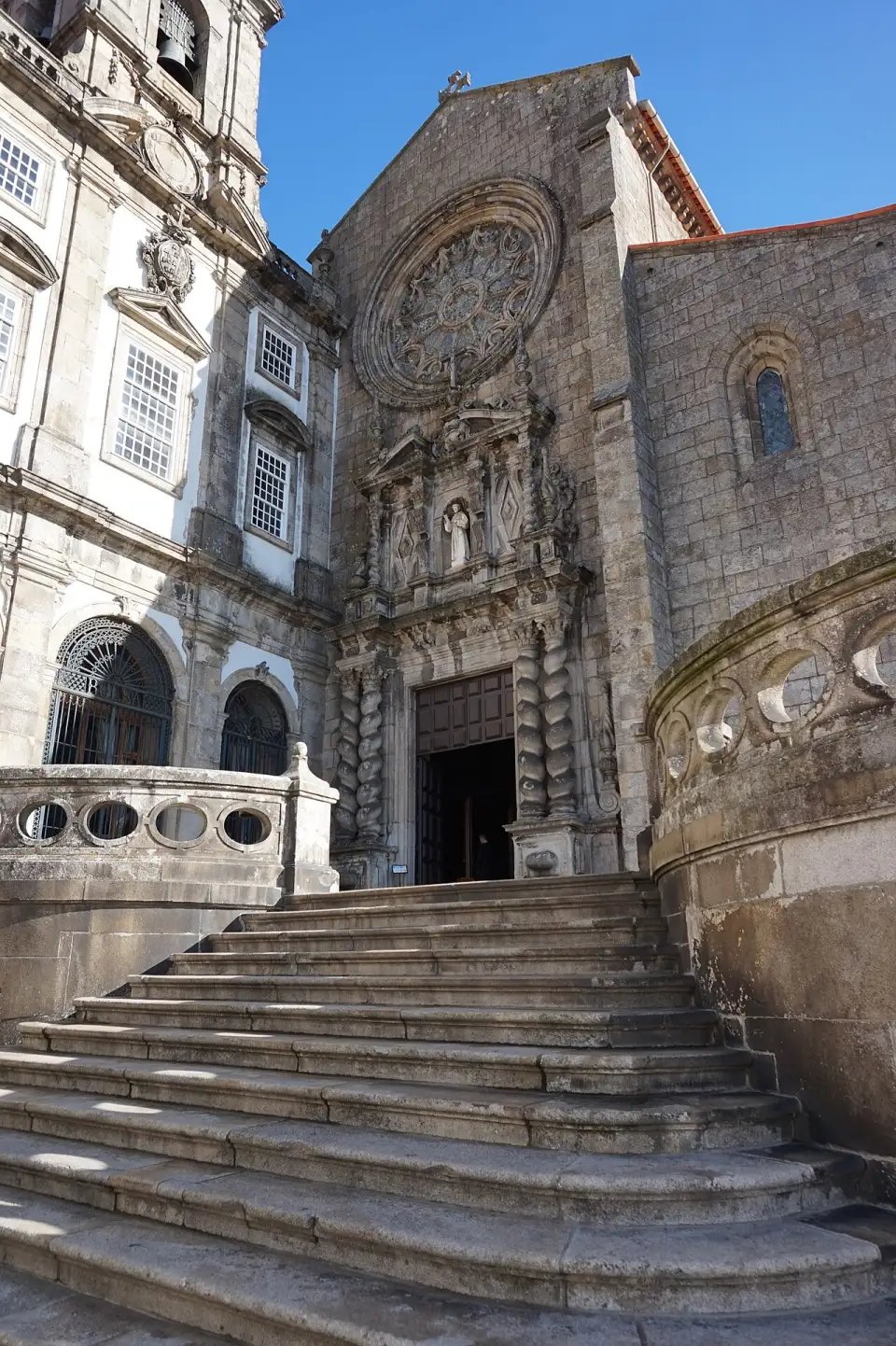 Portal barroco e rosácea gótica da igreja de São Francisco