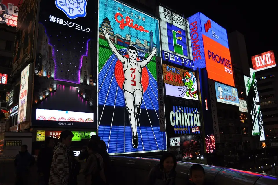 O letreiro luminoso do corredor da Glico à noite em Dōtonbori