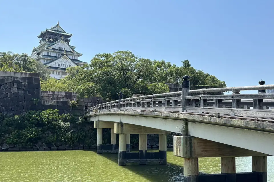 El puente Gokurakubashi sobre el foso norte, con el torreón al fondo