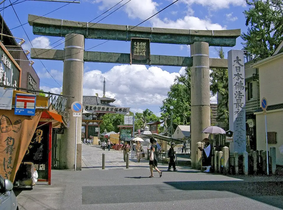 Le grand torii de pierre à l'entrée ouest du Shitennō-ji