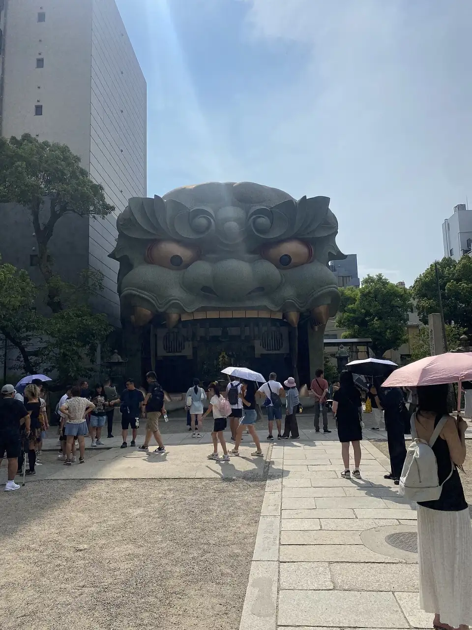 La gigantesque tête de lion du sanctuaire Namba Yasaka, gueule ouverte