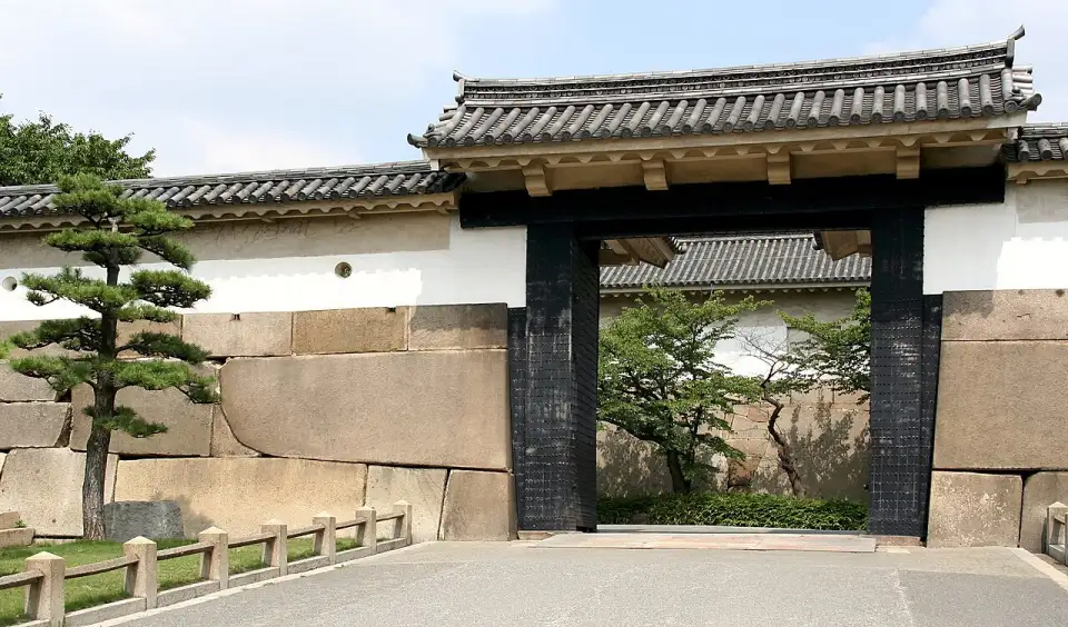 La porte Ōtemon du château d'Osaka, en bois sombre entre des murs de pierre
