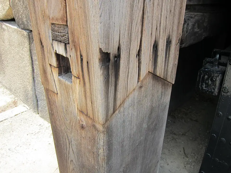 Assemblage de bois à la base d'un pilier de l'Ōtemon