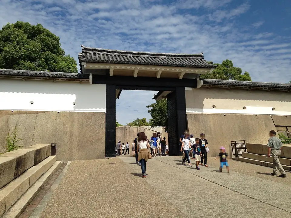 Puerta Sakuramon del castillo de Osaka, con muros blancos y piedra