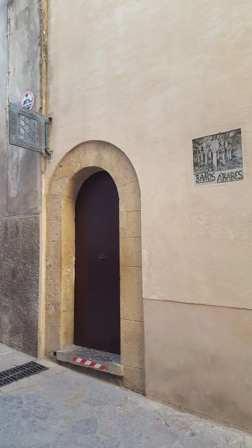 Porta de entrada dos Banhos Árabes no carrer de Can Serra