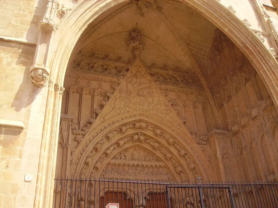 O Portal del Mirador da catedral de Palma, com seu tímpano gótico esculpido
