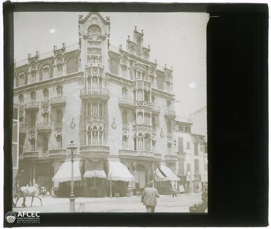 Fotografia antiga em preto e branco da fachada do Gran Hotel