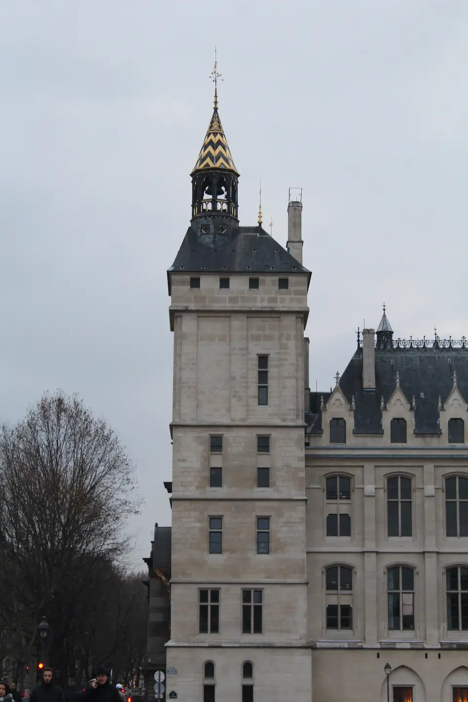 Torre do Relógio da Conciergerie, na esquina do Boulevard du Palais