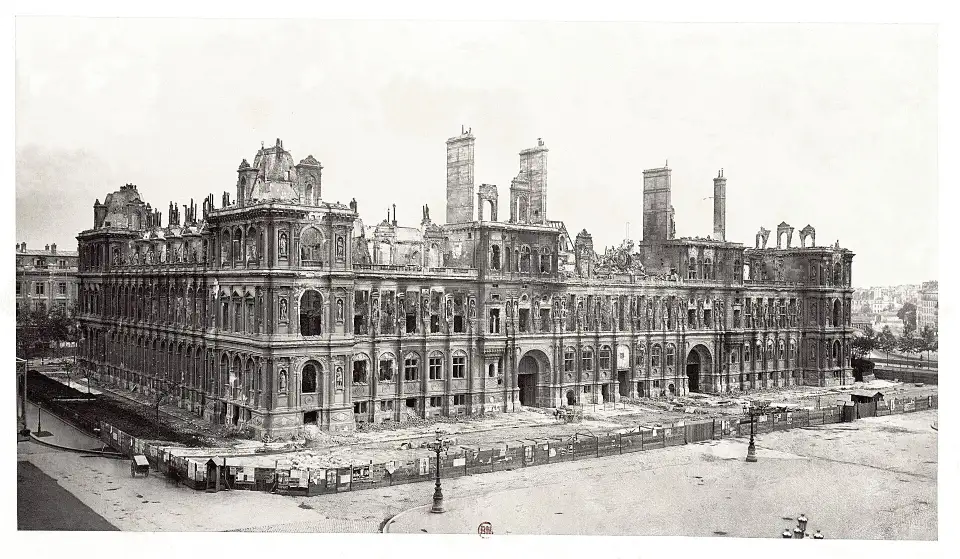 Ruinas del ayuntamiento de París tras el incendio de 1871
