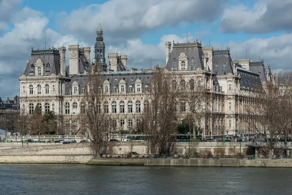 Ayuntamiento de París visto desde el Sena