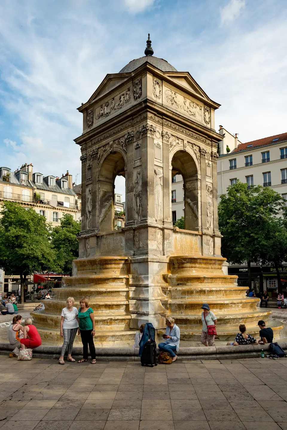 Fontaine des Innocents, place Joachim-du-Bellay