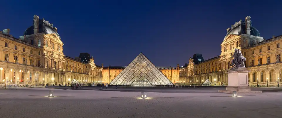 Pirâmide do Louvre iluminada na Cour Napoléon