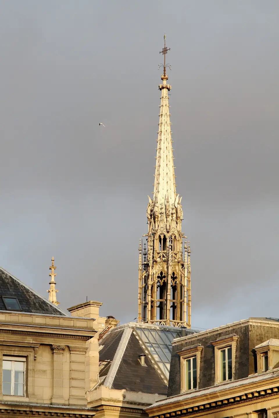 Aguja de la Sainte-Chapelle sobre los tejados del Palacio de Justicia