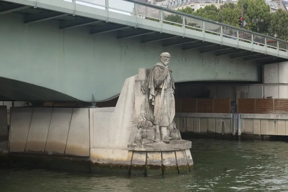 Estátua do zuavo junto a um pilar da ponte de l'Alma