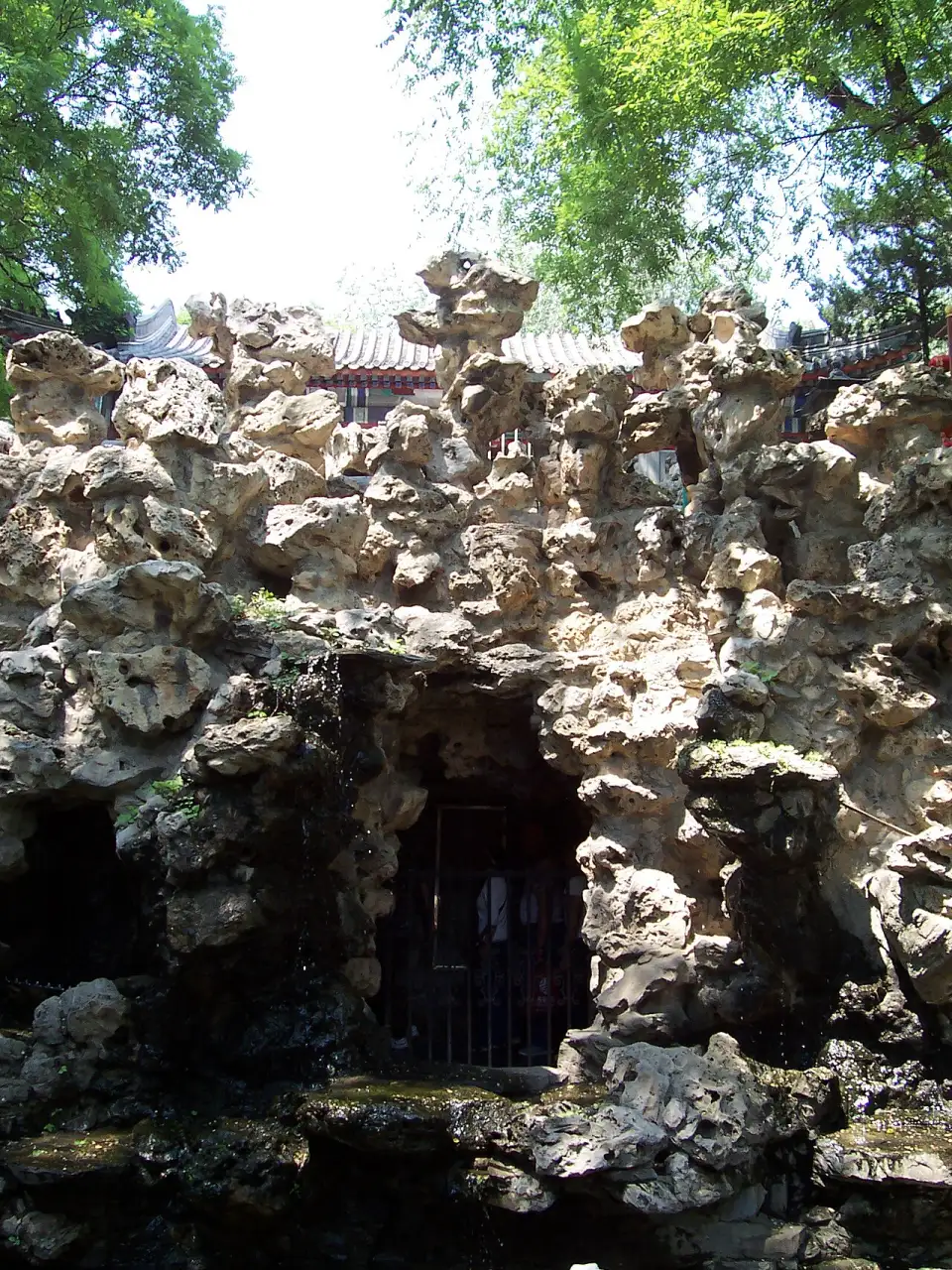 O rochedo de pedras porosas com uma gruta no jardim da mansão do príncipe Gong