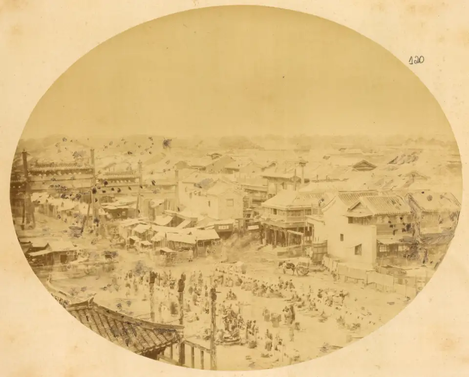 Foto von 1874: die Qianmen-Straße mit dem fünfjochigen Ehrentor und der überfüllten Zhengyang-Brücke