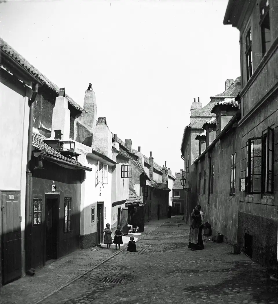 Photographie ancienne de la Ruelle d'or vers 1900, avec des enfants dans la rue