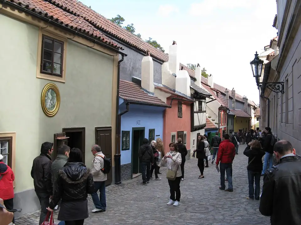 Les maisonnettes colorées de la Ruelle d'or, avec la maison bleue numéro 22