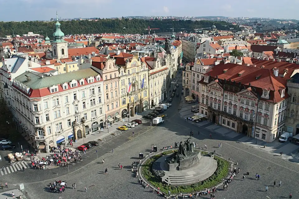 La place de la Vieille-Ville de Prague vue de la tour de l'hôtel de ville, avec le monument à Jan Hus