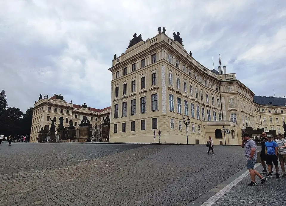 Praça Hradčany com o portão dos gigantes e o Palácio Arcebispal