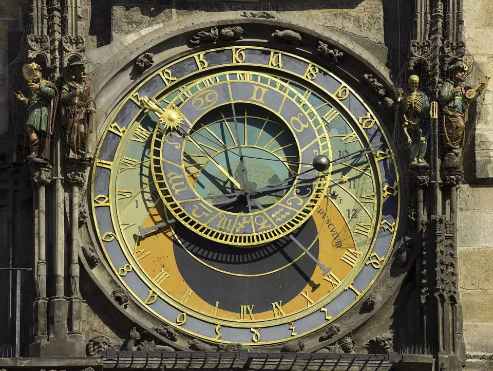 Cadran complet de l'horloge astronomique avec le squelette, le Turc, l'avare et le vaniteux