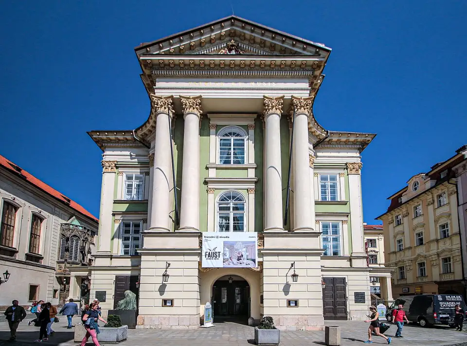Main facade of the Estates Theatre with the inscription PATRIAE ET MUSIS