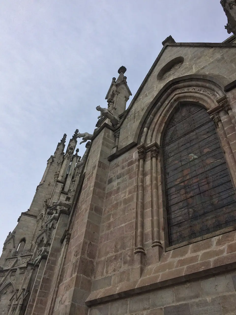 Gárgulas em forma de animais num muro da Basílica do Voto Nacional