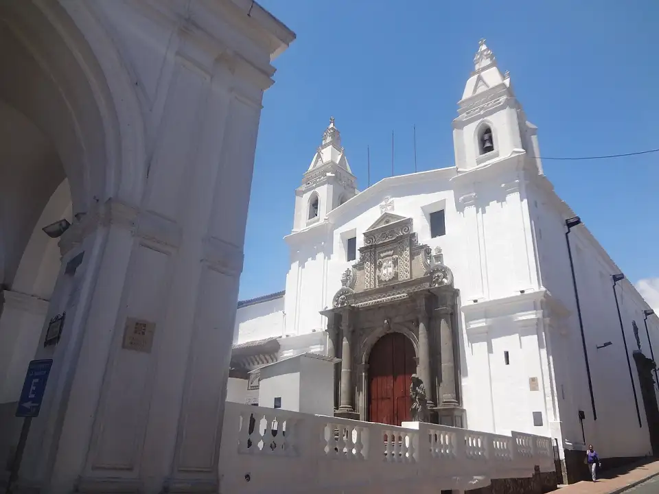 Igreja branca do Carmen Alto com portada de pedra e duas torrezinhas