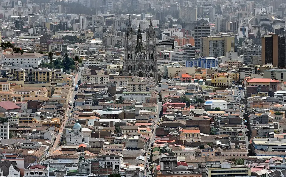 Blick von oben über das Zentrum von Quito, mit der Basílica del Voto Nacional zwischen den Dächern