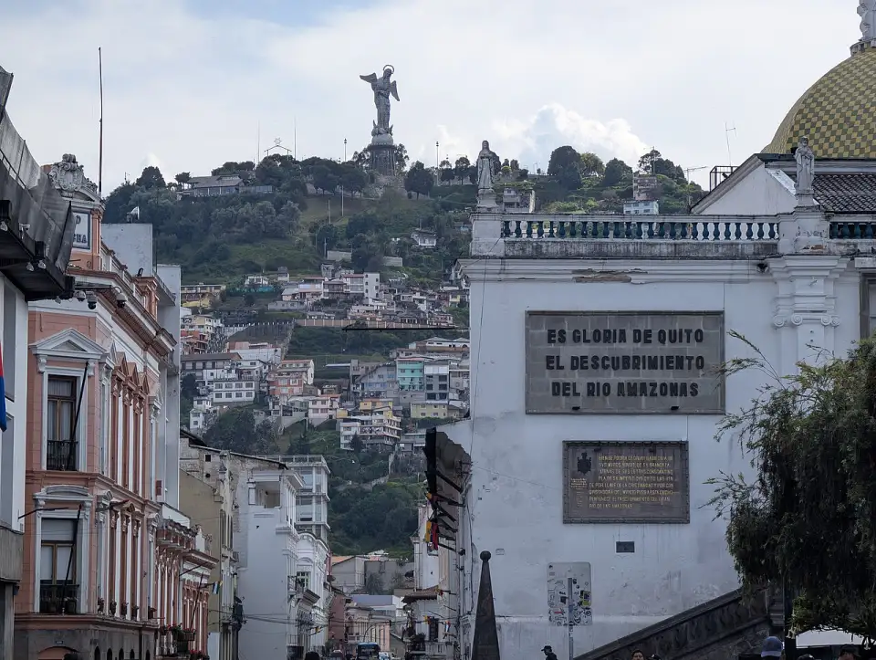 Strada del centro di Quito con la Vergine de El Panecillo sulla collina alle spalle
