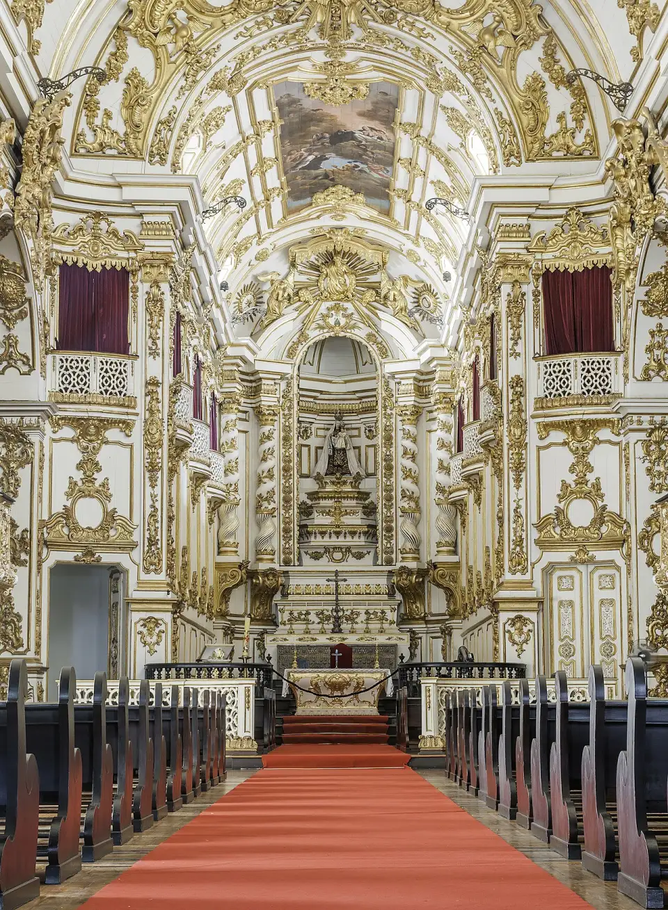 Nave da Antiga Sé coberta de talha dourada rococó