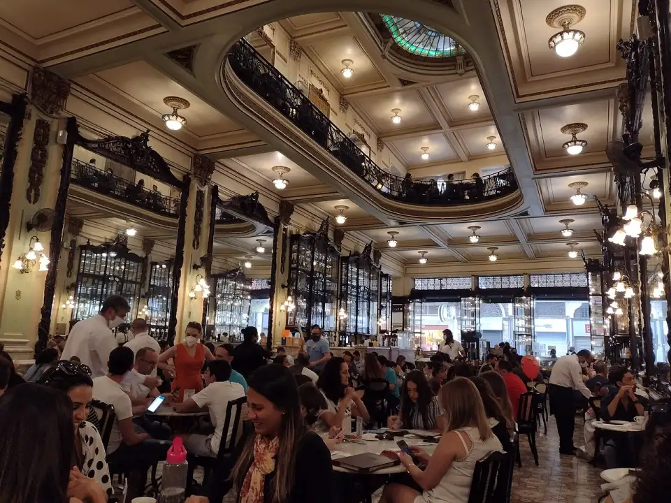 Hauptsaal der Confeitaria Colombo mit Spiegeln und Kronleuchtern