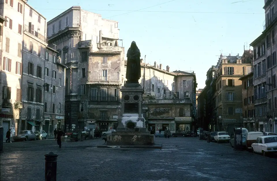 Photographie ancienne du Campo de' Fiori avec la statue de Giordano Bruno