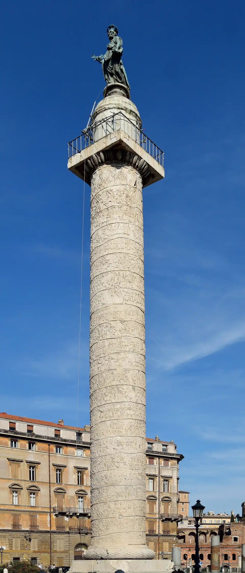 A Coluna de Trajano com seu friso em espiral e a estátua de São Pedro