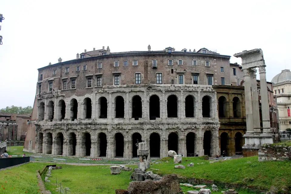 The arcades of the Theatre of Marcellus with the Renaissance palace on top and the columns of the Temple of Apollo