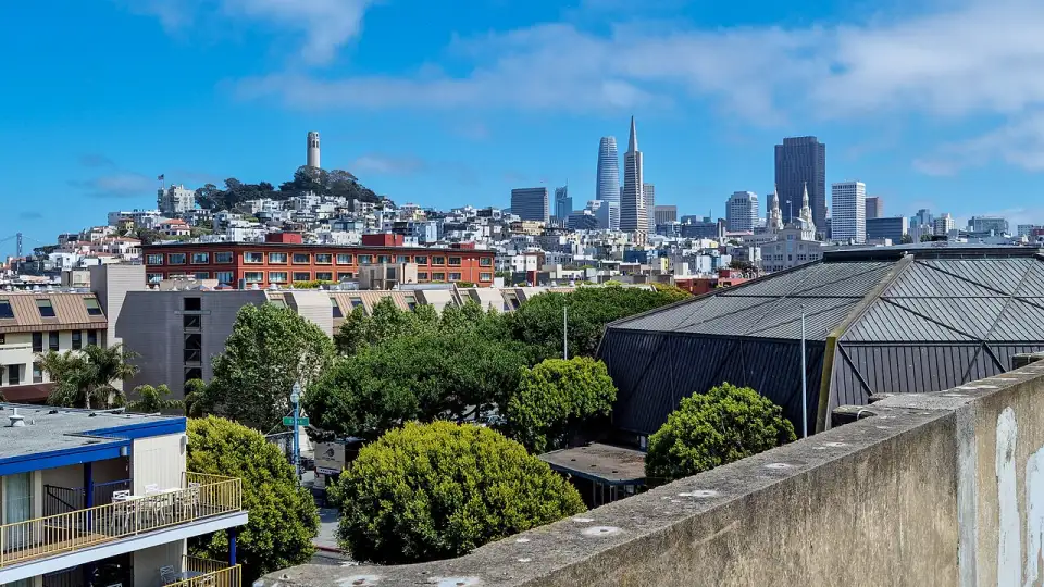Telegraph Hill mit dem Coit Tower und der Skyline der Innenstadt von San Francisco