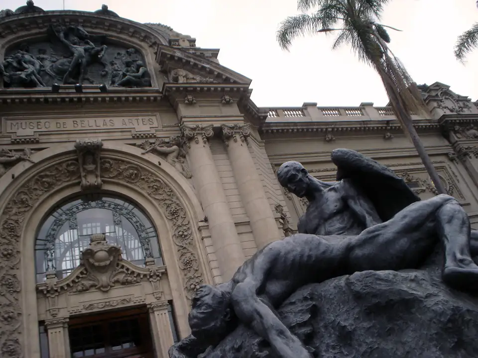 Sculpture d'Icare et Dédale de Rebeca Matte devant l'entrée du musée des Beaux-Arts