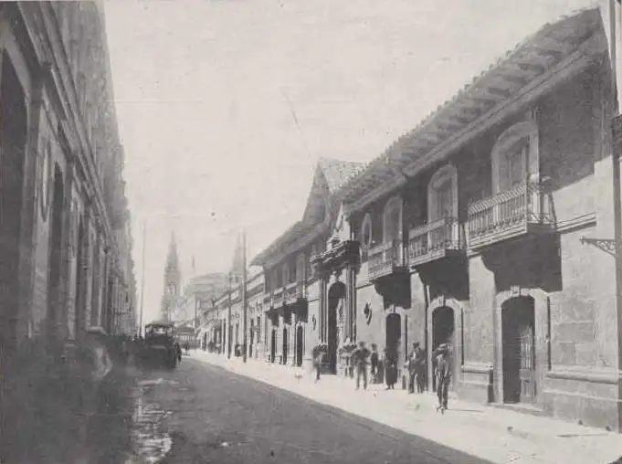 Fotografía antigua de la calle Merced con la Casa Colorada en 1909