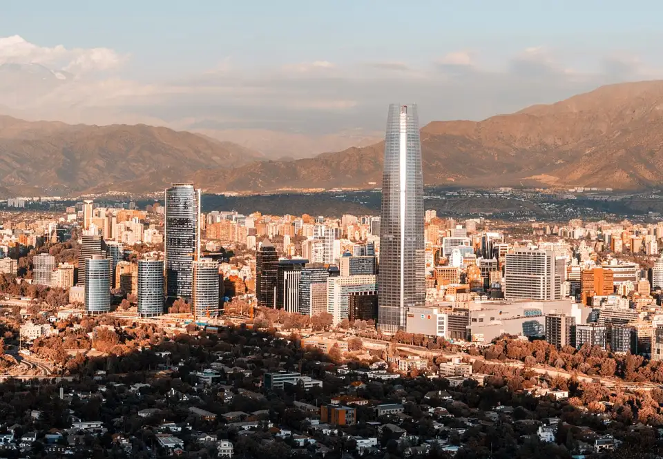 Santiago de Chile vom Cerro San Cristóbal aus gesehen, mit dem Gran Torre und den Anden im Hintergrund