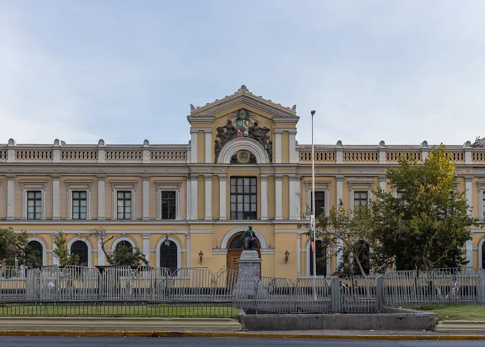 Fachada neoclássica amarela da Casa Central da Universidade do Chile na Alameda