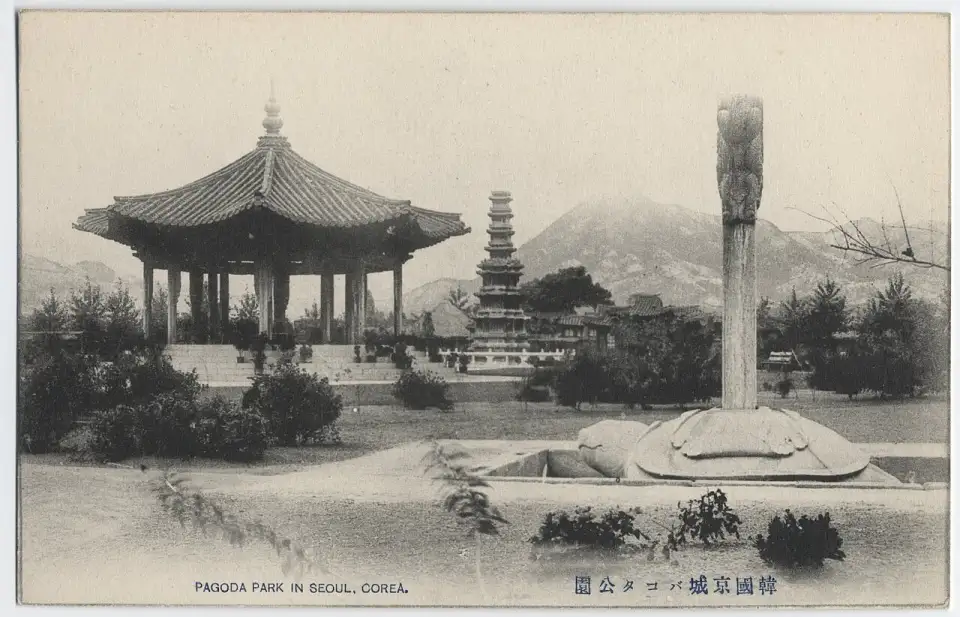 Cartão-postal antigo do Parque do Pagode de Seul com o pavilhão, o pagode de pedra e a estela