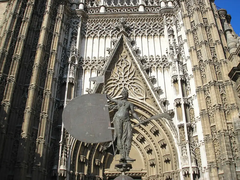 Réplique du Giraldillo devant la porte du Prince de la cathédrale