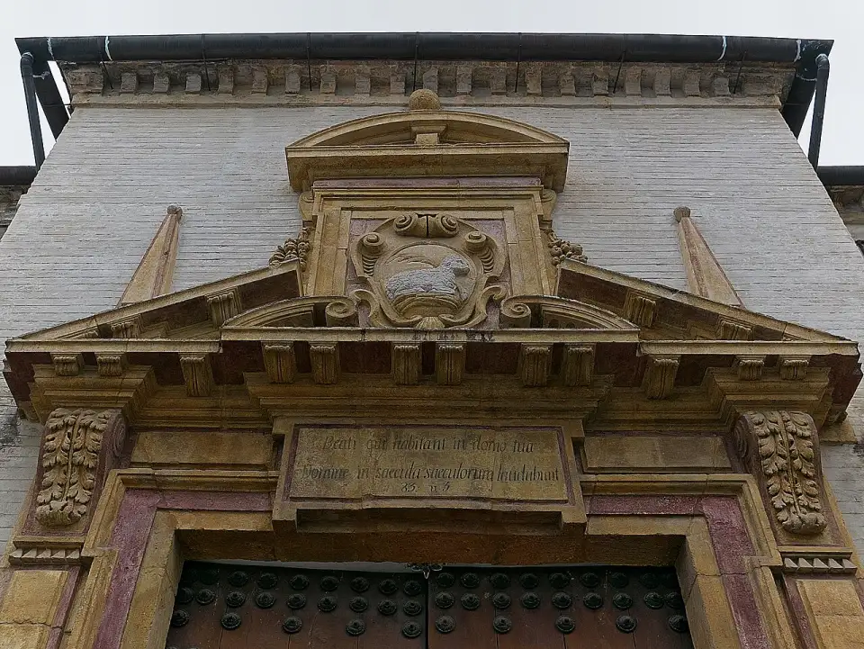 Detalhe do portal do convento de Santa Inês com o medalhão do cordeiro