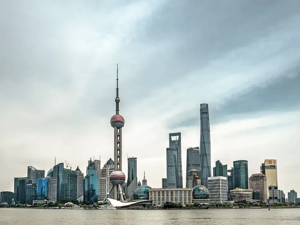 Die Skyline von Pudong, vom Bund aus über den Huangpu-Fluss gesehen