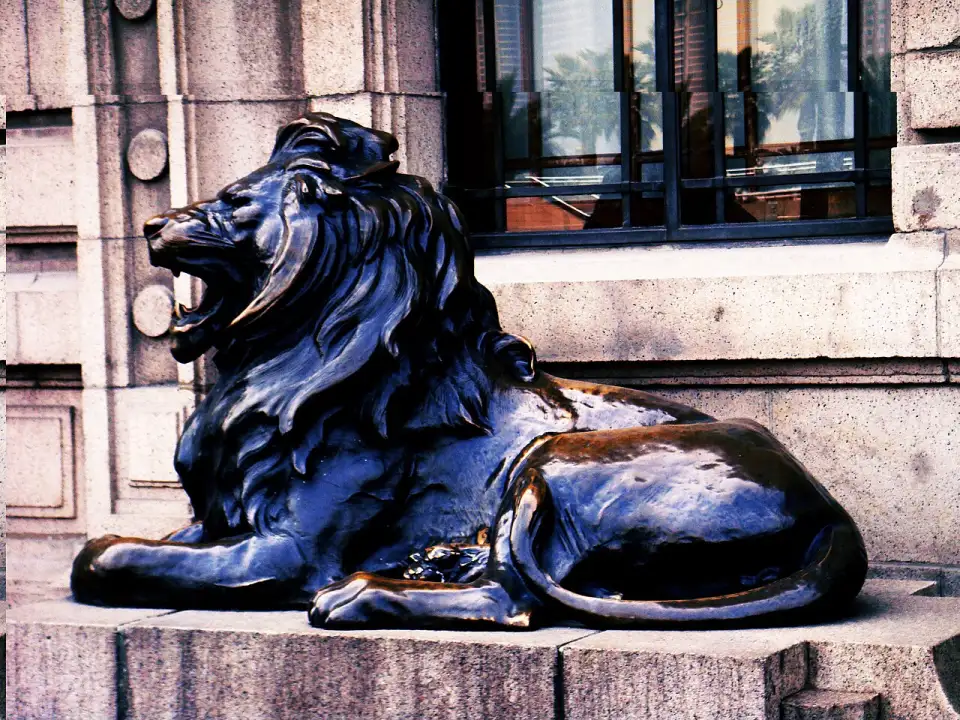Leão de bronze rugindo na entrada do antigo banco HSBC
