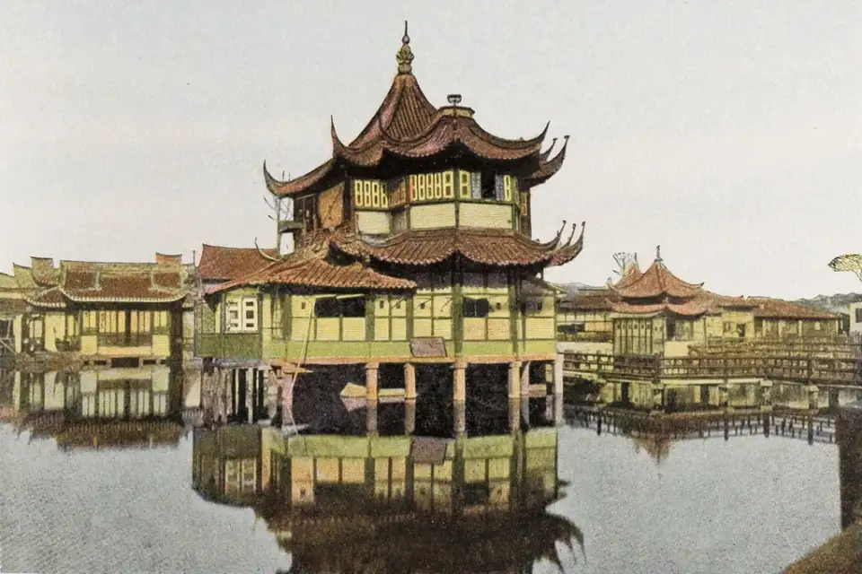Carte postale ancienne colorisée de la maison de thé Huxinting se reflétant dans le bassin